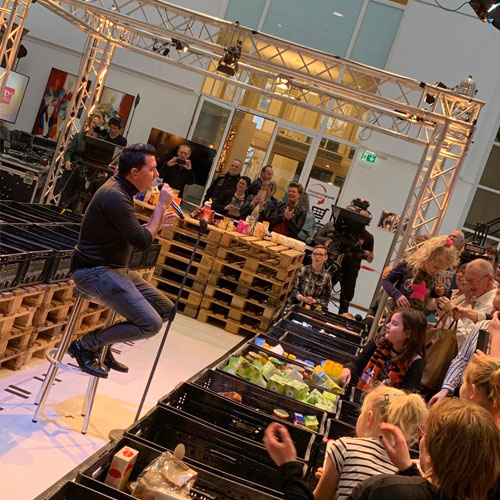 Jan Smit sings for the Food Bank